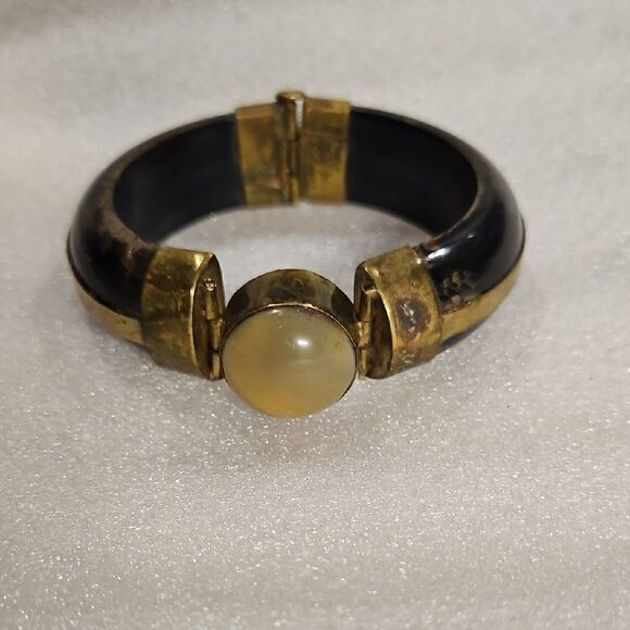 VINTAGE BONE & ONYX HINGED CUFF BANGLE BRACELET BRASS ACCENTS - Picture 1 of 3